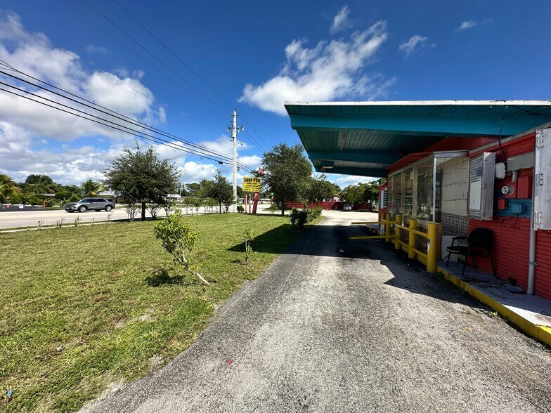 3263 Sierra Dr, Lake Worth, FL à louer - Photo de l’immeuble – Image 3 sur 9