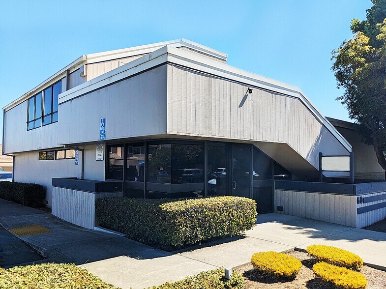 60 Penny Ln, Watsonville, CA à louer - Photo de l’immeuble – Image 1 sur 9