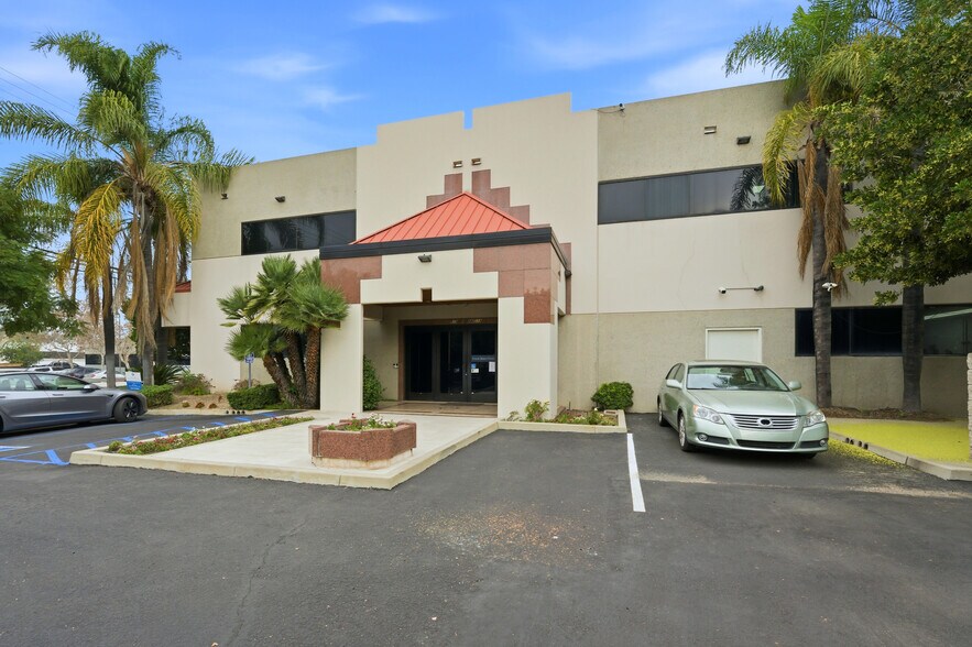 910 N Amelia Ave, San Dimas, CA à louer - Photo de l’immeuble – Image 3 sur 18