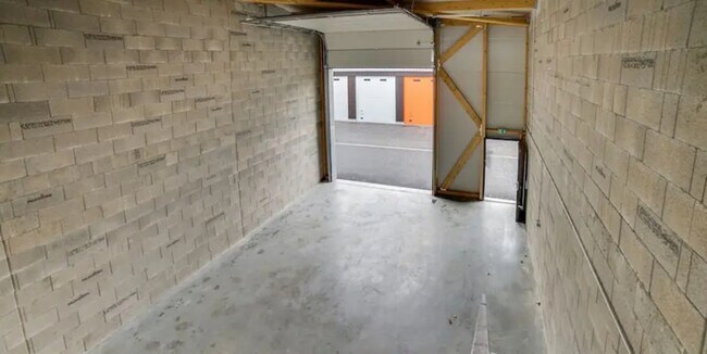 Plus de détails pour Local d'activités à louer