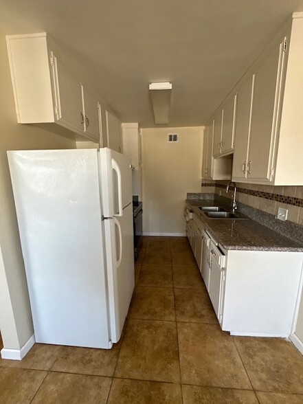 155 E G St, Brawley, CA à vendre - Photo intérieure – Image 3 sur 33