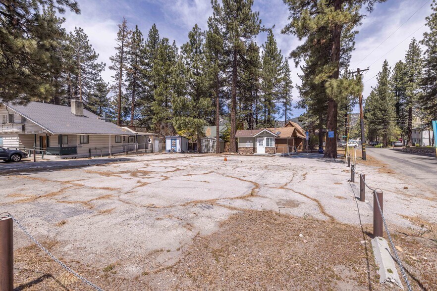 401 W Big Bear Blvd, Big Bear City, CA à louer - Photo de l’immeuble – Image 2 sur 19