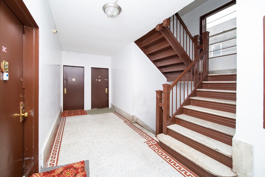 40-19 99th St, Corona, NY à vendre - Photo de l’immeuble – Image 3 sur 22