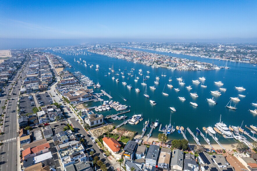 126 E Balboa Blvd, Newport Beach, CA à vendre - Photo de l’immeuble – Image 2 sur 61