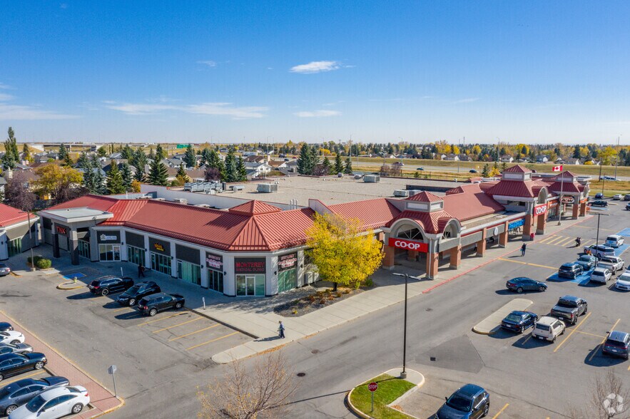 2220 68th St NE, Calgary, AB à louer - Photo de l’immeuble – Image 2 sur 15
