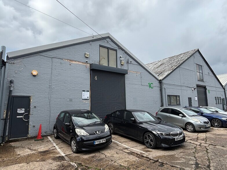 Abercromby Ave, High Wycombe à louer - Photo de l’immeuble – Image 1 sur 4