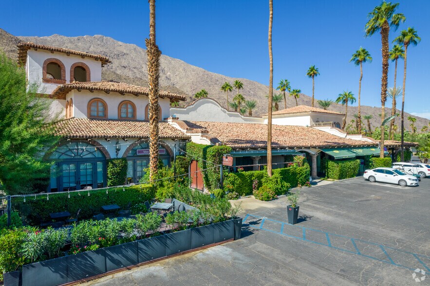 1555 S Palm Canyon Dr, Palm Springs, CA à louer - Photo de l’immeuble – Image 1 sur 8