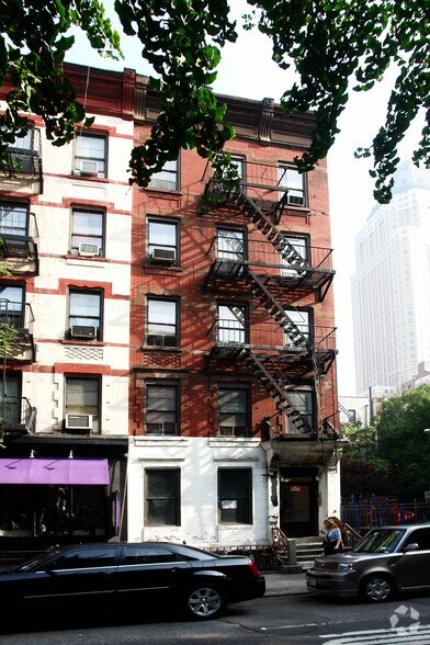351 W 47th St, New York, NY à vendre - Photo de l’immeuble – Image 2 sur 16