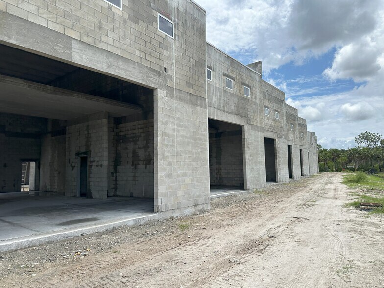 15547 Global Pkwy., Fort Myers, FL à vendre - Photo de l’immeuble – Image 2 sur 8