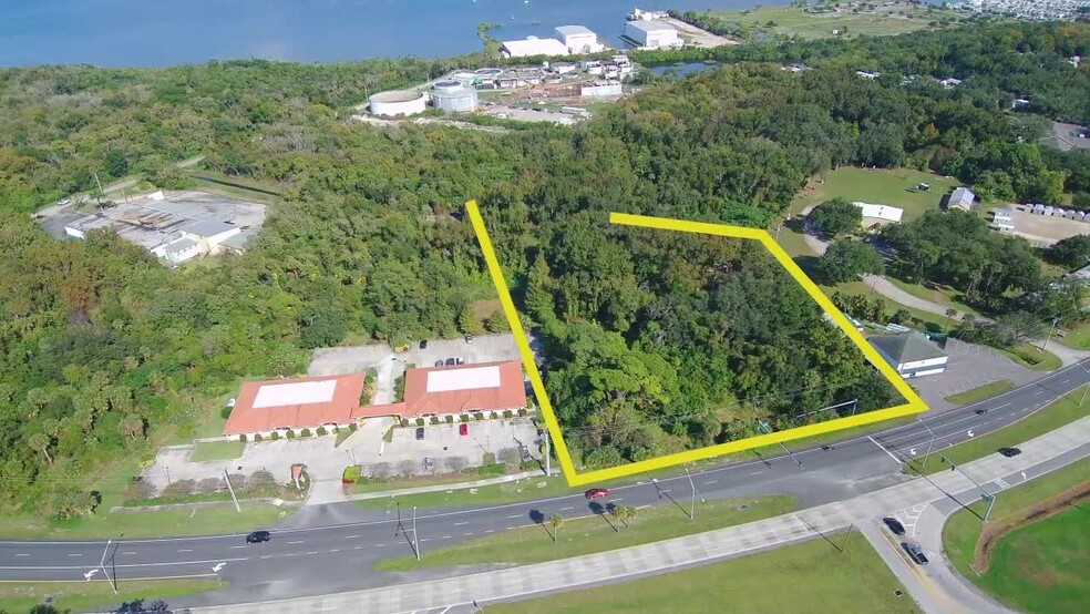 561 N Washington Ave, Titusville, FL à vendre - Vidéo sur l’annonce professionnelle – Image 2 sur 22