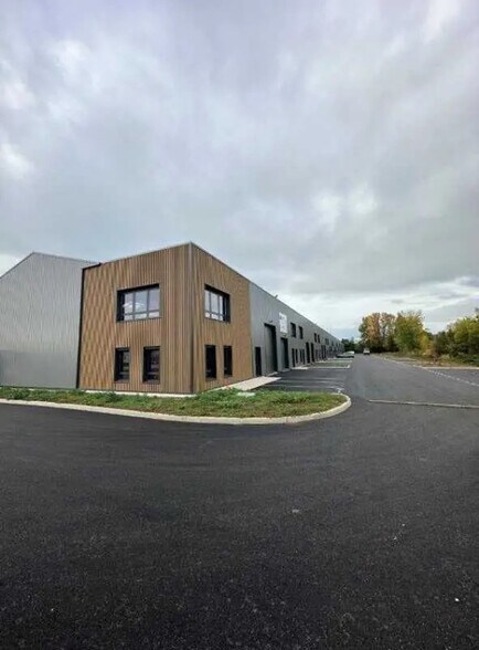 225 Avenue Des Marronniers, Bourgoin-Jallieu à vendre - Photo de l’immeuble – Image 2 sur 14