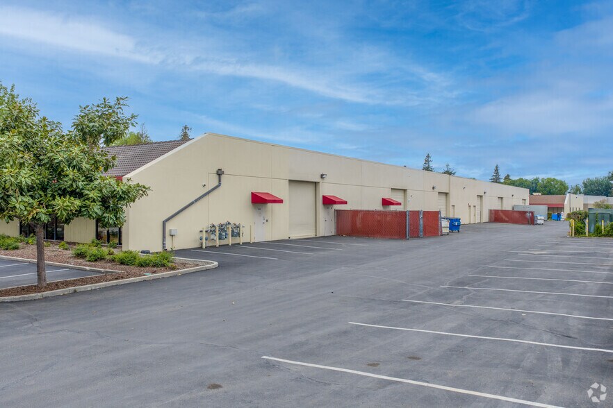 2140-2150 Bering Dr, San Jose, CA à louer - Photo de l’immeuble – Image 3 sur 7