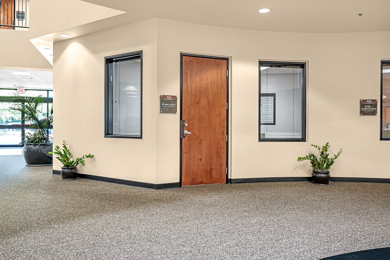 9401 E Stockton Blvd, Elk Grove, CA 95624 - Lot 100 - - Hall d’entrée - Image 1 of 12