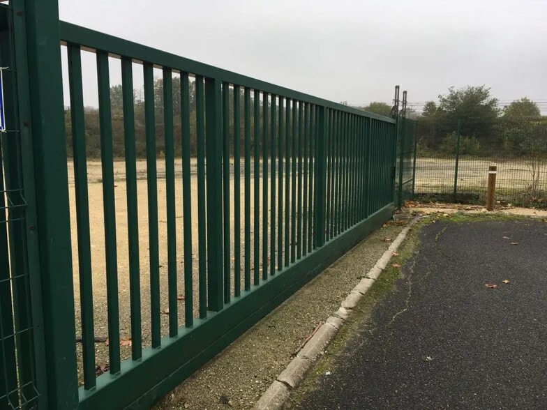 Local d'activités dans Angerville à vendre - Photo de l’immeuble – Image 3 sur 4