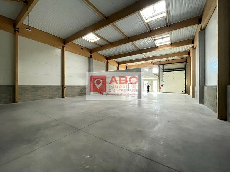 Local d’activités dans Gallargues-le-Montueux à louer - Photo de l’immeuble – Image 2 sur 5