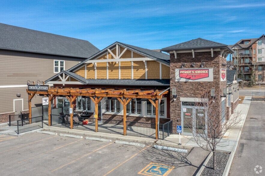 101 Sunset Dr, Cochrane, AB à vendre - Photo de l’immeuble – Image 2 sur 11