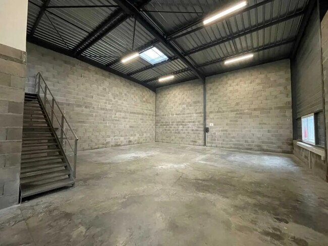 Plus de détails pour 2 Rue Augustin Fresnel, Chassieu - Bureau, Local d'activités à louer