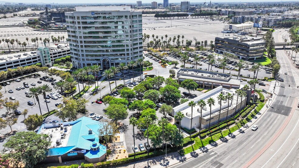 2400 E. Katella Ave, Anaheim, CA à louer - Photo de l’immeuble – Image 1 sur 10