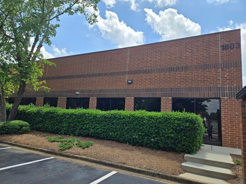 1803 Associates Ln, Charlotte, NC à louer - Photo de l’immeuble – Image 1 sur 1