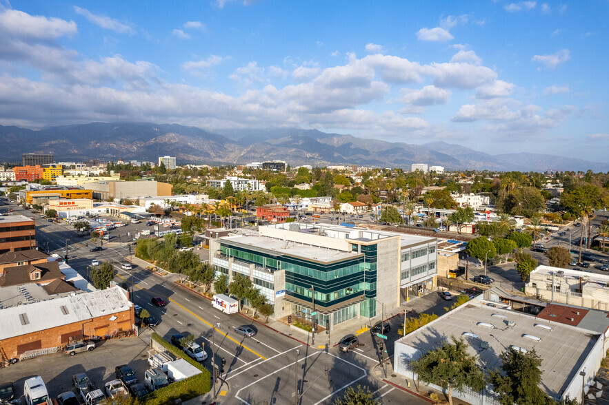 630 S Raymond Ave, Pasadena, CA à louer - Photo de l’immeuble – Image 2 sur 8