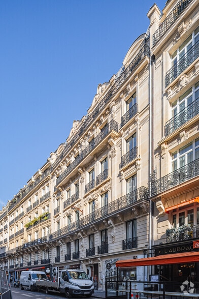 35 Rue Marbeuf, Paris à louer - Photo de l’immeuble – Image 2 sur 4