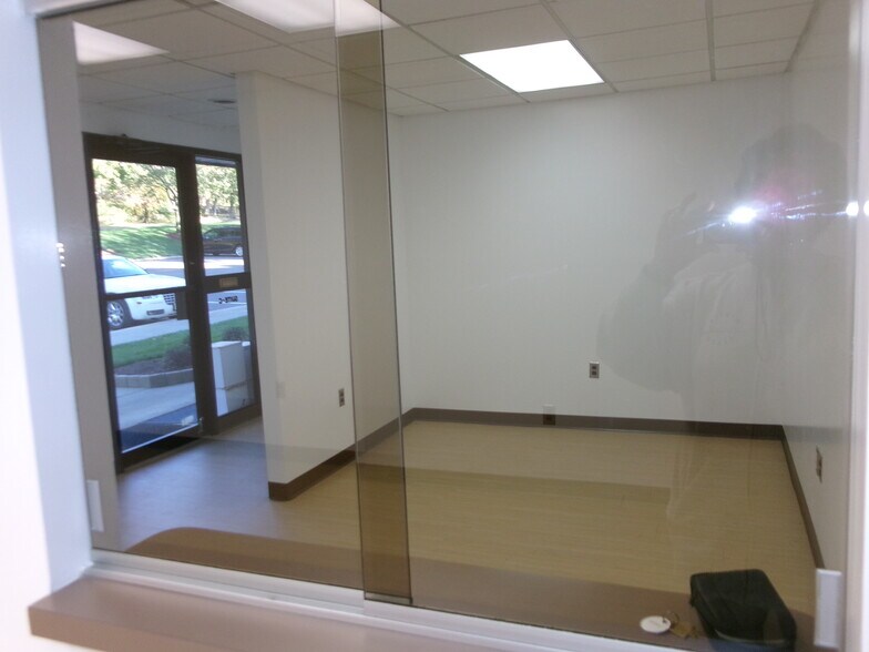 2035 Hamburg Tpke, Wayne, NJ à louer - Photo intérieure – Image 2 sur 8