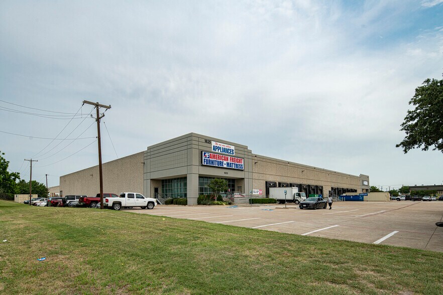 1825 Westpark Dr, Grand Prairie, TX à louer - Photo de l’immeuble – Image 3 sur 9
