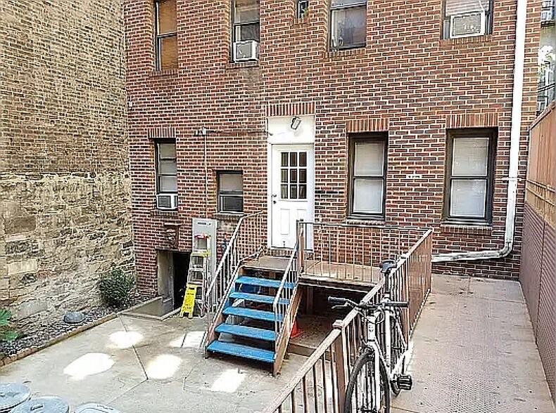 320 E 11th St, New York, NY à vendre - Photo de l’immeuble – Image 2 sur 3