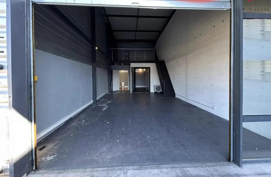 Local commercial dans Roquebrune-sur-Argens à louer - Photo de l’immeuble – Image 3 sur 7