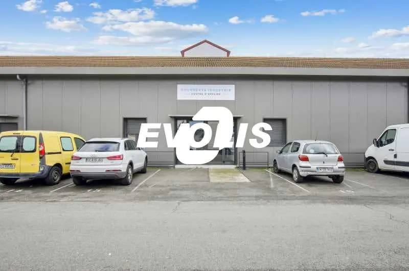 Bureau dans La Courneuve à louer - Photo de l’immeuble – Image 1 sur 9