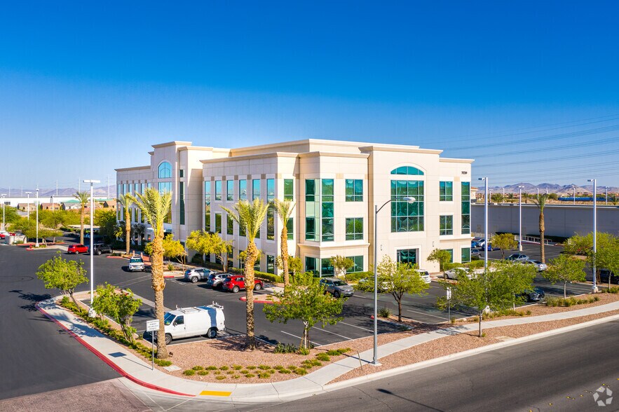 7220 S Cimarron Rd, Las Vegas, NV à louer - Photo de l’immeuble – Image 2 sur 31