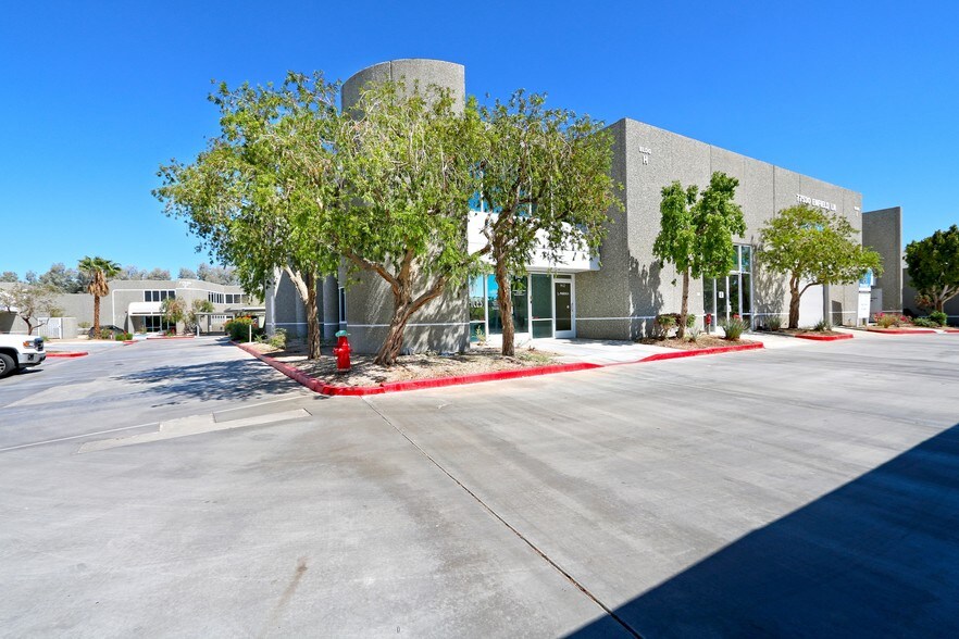 77530 Enfield Ln, Palm Desert, CA à louer - Photo de l’immeuble – Image 3 sur 3