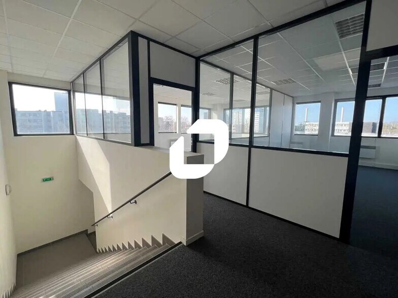 Bureau dans Saint-Denis à louer - Photo de l’immeuble – Image 1 sur 6