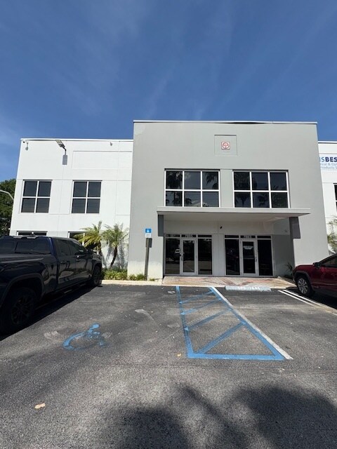 7865 NW 46th St, Doral, FL à louer Photo de l’immeuble– Image 1 sur 22