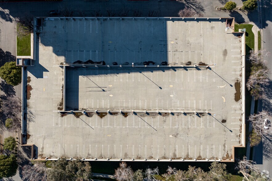 5060 California Ave, Bakersfield, CA à louer - Photo de l’immeuble – Image 3 sur 17