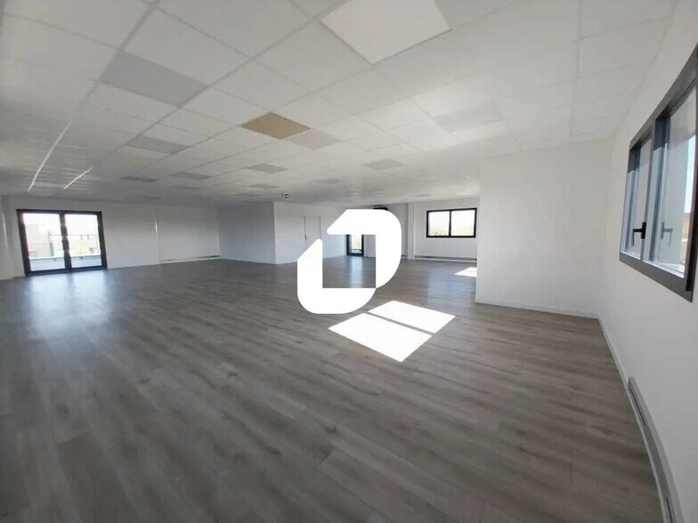 Bureau dans Gazeran à louer - Photo de l’immeuble – Image 2 sur 16