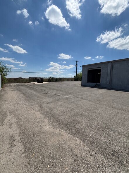 11922 Warfield St, San Antonio, TX à vendre - Photo de l’immeuble – Image 2 sur 7