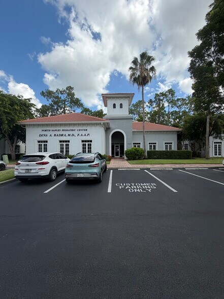 9160 Galleria Ct, Naples, FL à louer - Photo de l’immeuble – Image 1 sur 16