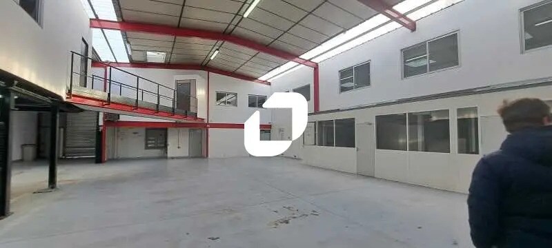 Local d’activités dans Bobigny à louer - Photo de l’immeuble – Image 3 sur 11