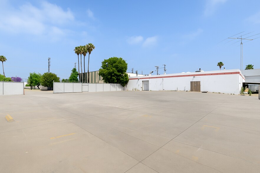 9030 Winnetka Ave, Northridge, CA à louer - Photo de l’immeuble – Image 1 sur 13
