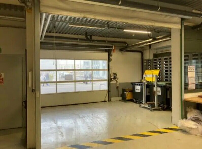 Local d’activités dans Vénissieux à louer - Photo intérieure – Image 3 sur 12