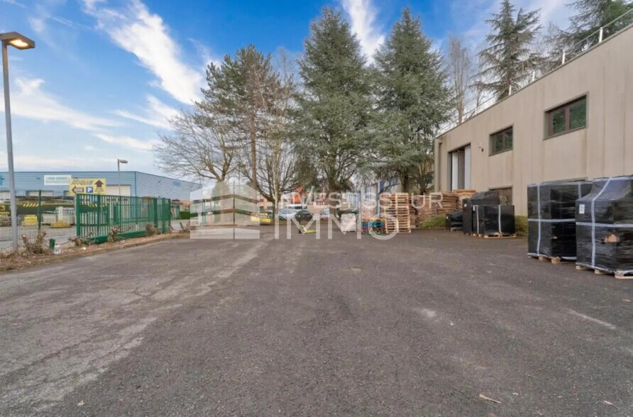 Local d’activités dans Pontault-Combault à louer - Photo de l’immeuble – Image 2 sur 7