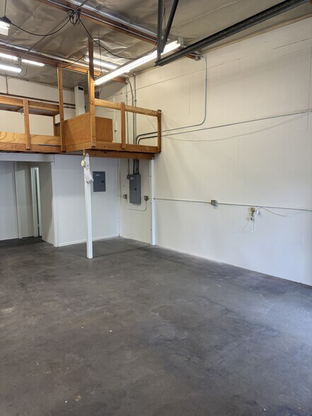 5979 Reseda Blvd, Tarzana, CA à louer - Photo de l’immeuble – Image 3 sur 9