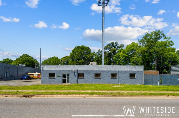 4433 Brookshire Blvd, Charlotte, NC à louer - Photo de l’immeuble – Image 1 sur 3