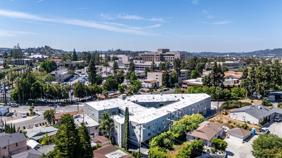 1595 E Chevy Chase Dr, Glendale, CA à vendre - Photo de l’immeuble – Image 3 sur 12