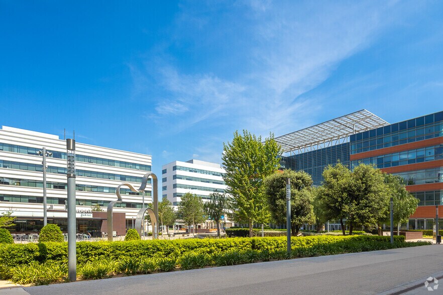 Avinguda Sant Ferran, 38, Cornellà de Llobregat, Barcelona à louer - Photo de l’immeuble – Image 3 sur 3
