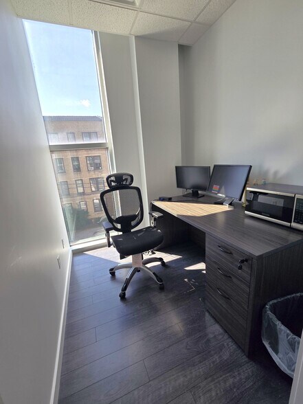 31-19 Newtown Ave, Astoria, NY à louer - Photo de l’immeuble – Image 2 sur 16