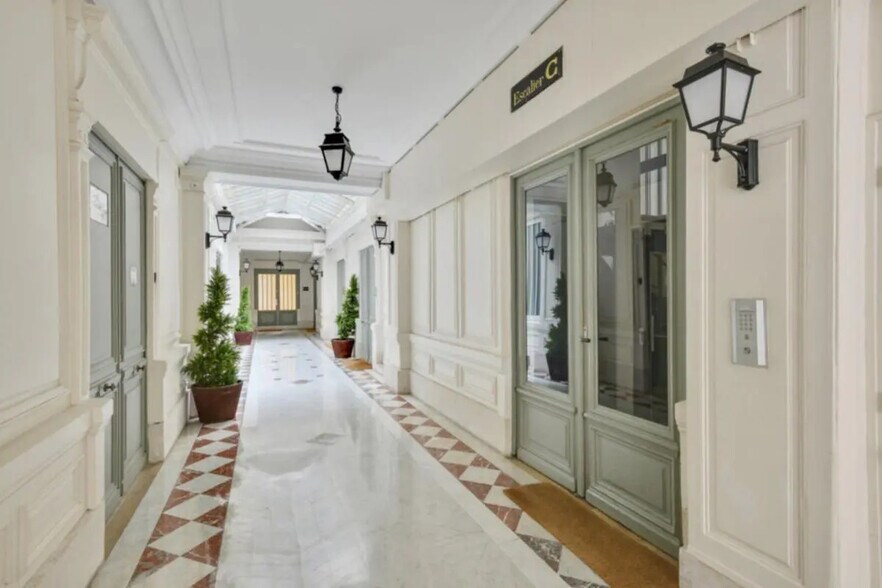 Bureau dans Paris à vendre - Photo de l’immeuble – Image 2 sur 8