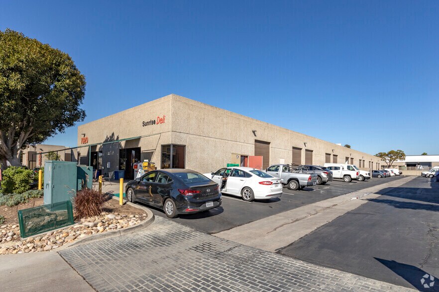 7940 Silverton Ave, San Diego, CA à louer - Photo principale – Image 3 sur 9