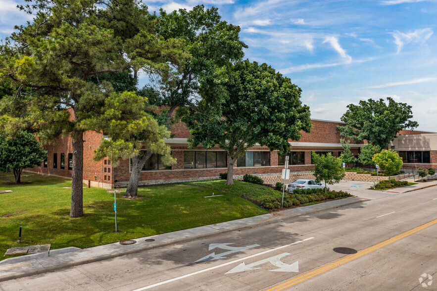 8600 Harry Hines Blvd, Dallas, TX à louer - Photo de l’immeuble – Image 2 sur 6